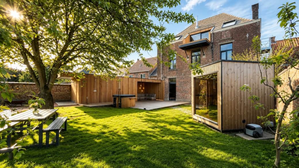 Espace extérieur arboré, bain nordique et sauna. Grande terrasse en bois, annexe moderne.