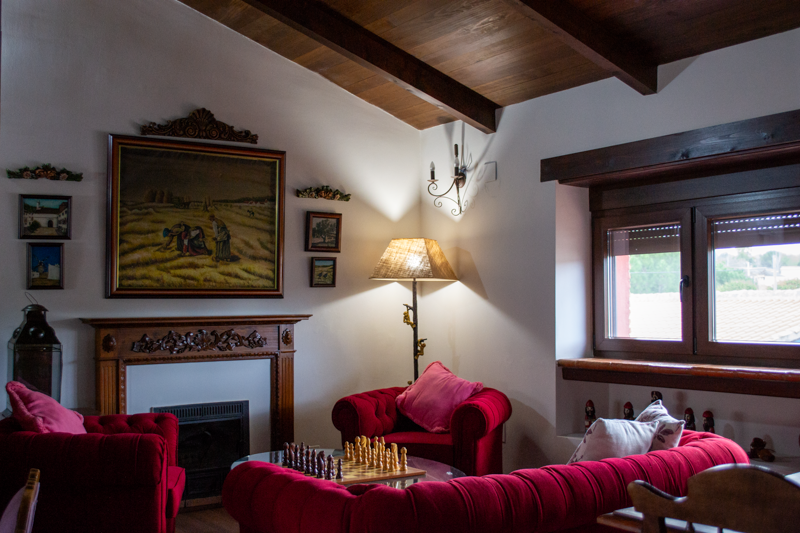 Saon de la habitación con cómodos sofás