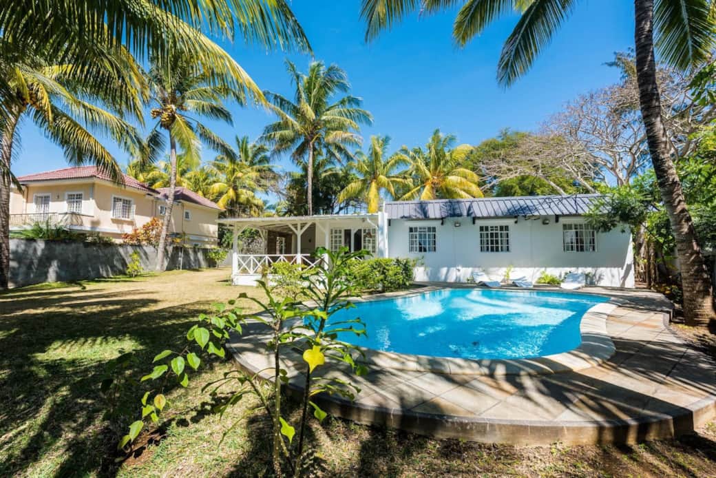 The bungalow offers a pool of a nice size ( 7m x 3m) with a large garden (approx 500m2)