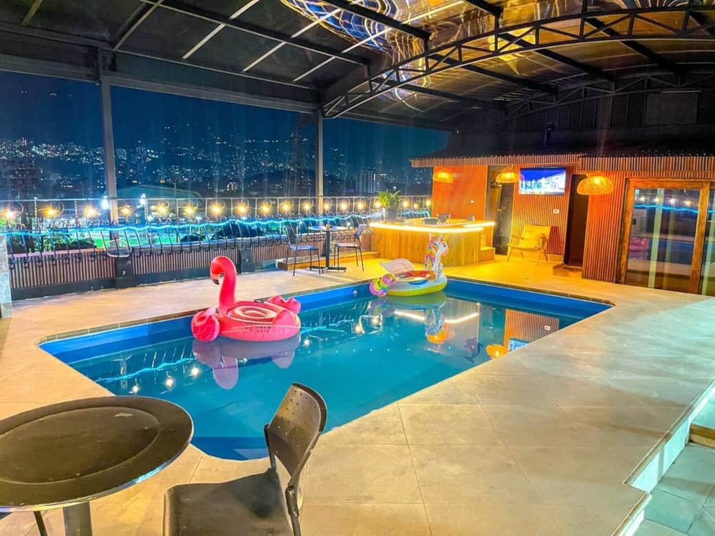 Casa con piscina privada disponible  en Medellín