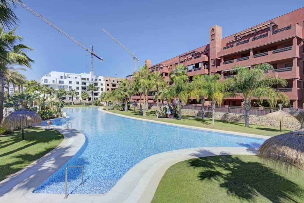 Piscina y jardines Piscina y jardines