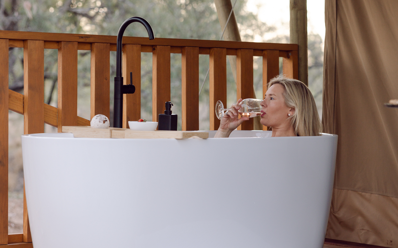 Outdoor bath tub
