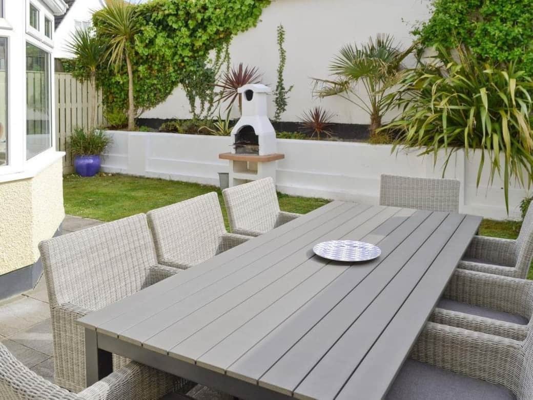 Enclosed garden and built in BBQ