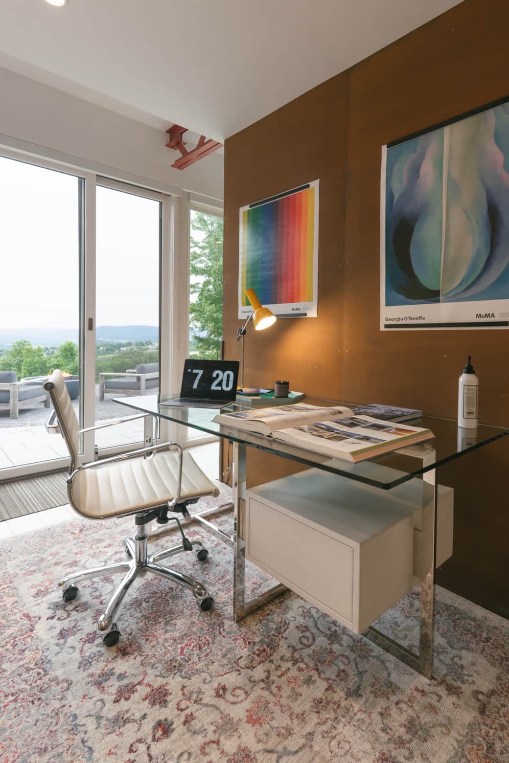 A desk for creativity in the living room. A desk for creativity in the living room.