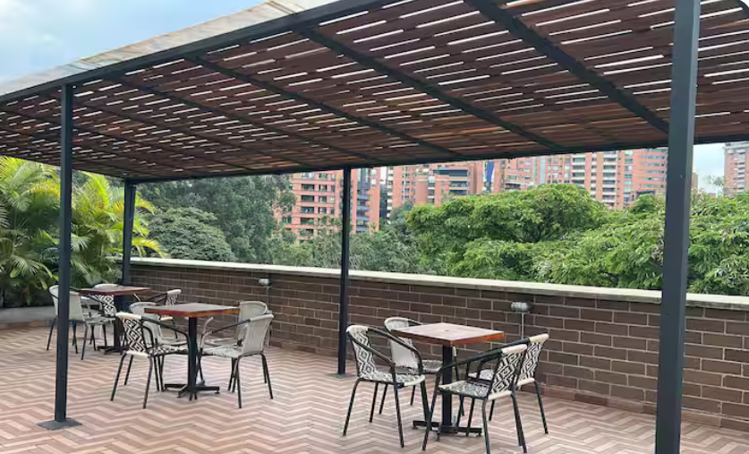 Airbnb en El Poblado con puestos de trabajo, terraza, lavandería y  con costo adicional cafetería y 