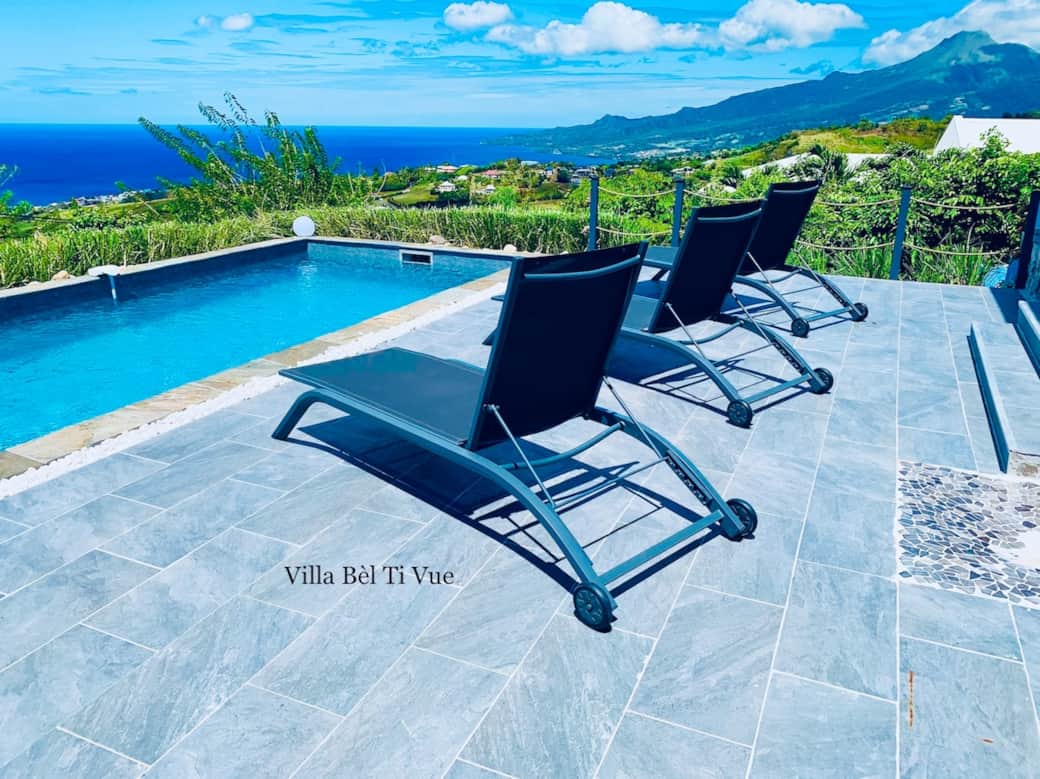 Détendez-vous dans cette belle piscine et admirez la vue imprenable. 
