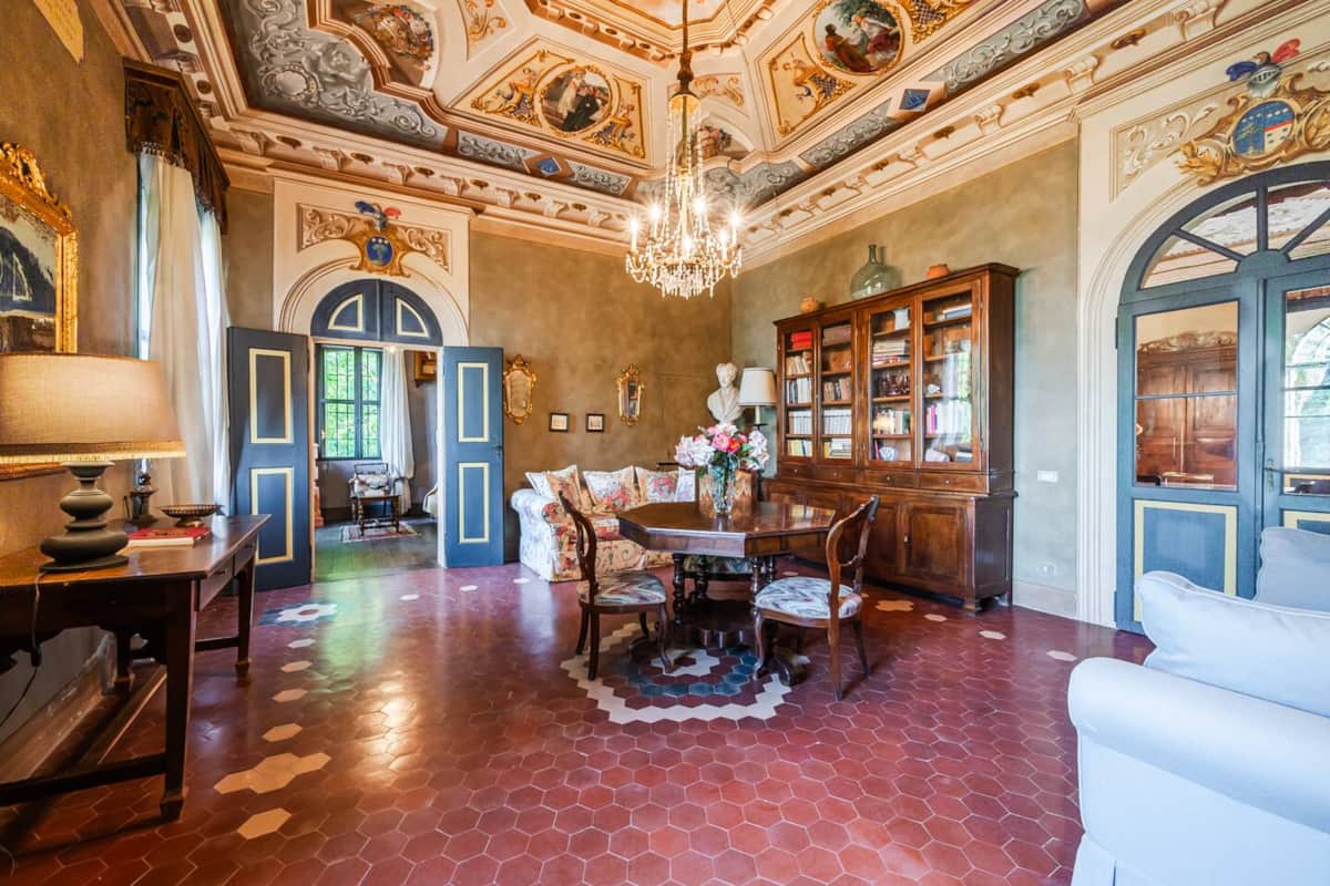Salone affrescato del castello