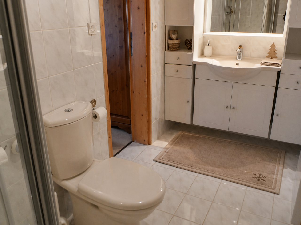 Private ensuite bathroom
