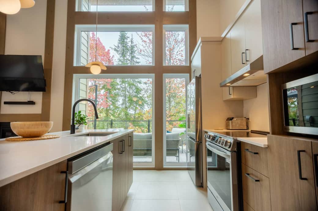Cuisine moderne et entièrement équipée, ouverte sur le salon — espace convivial pour cuisiner et se 