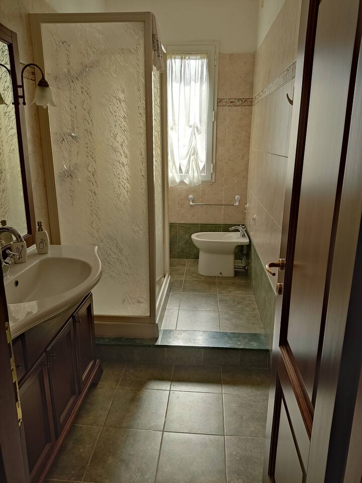 Il bagno completo con box doccia