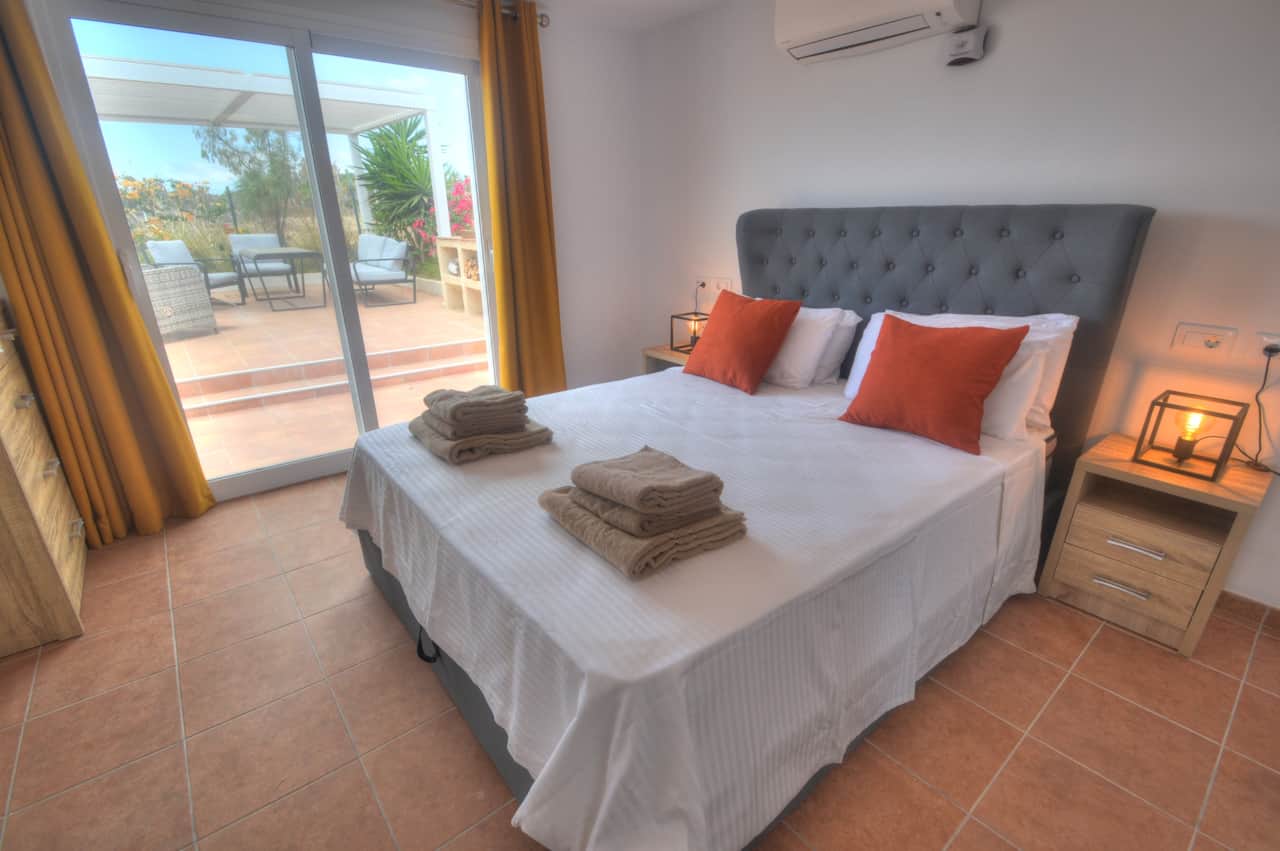 Dormitorio principal con cama de matrimonio