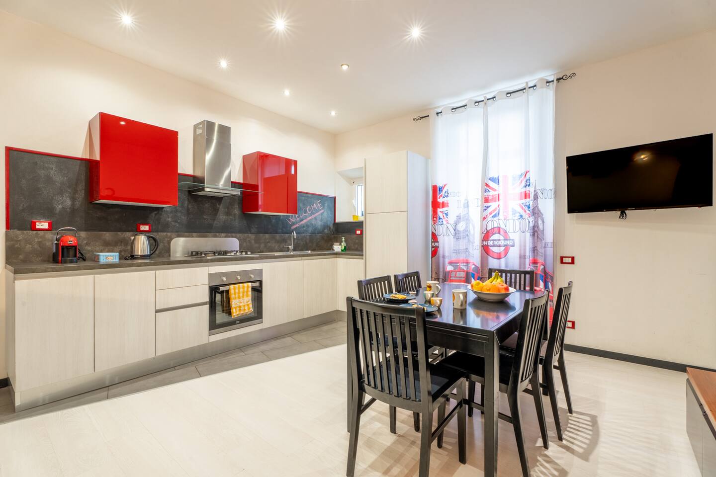 Zona pranzo accanto alla cucina con tavolo da pranzo e TV Led