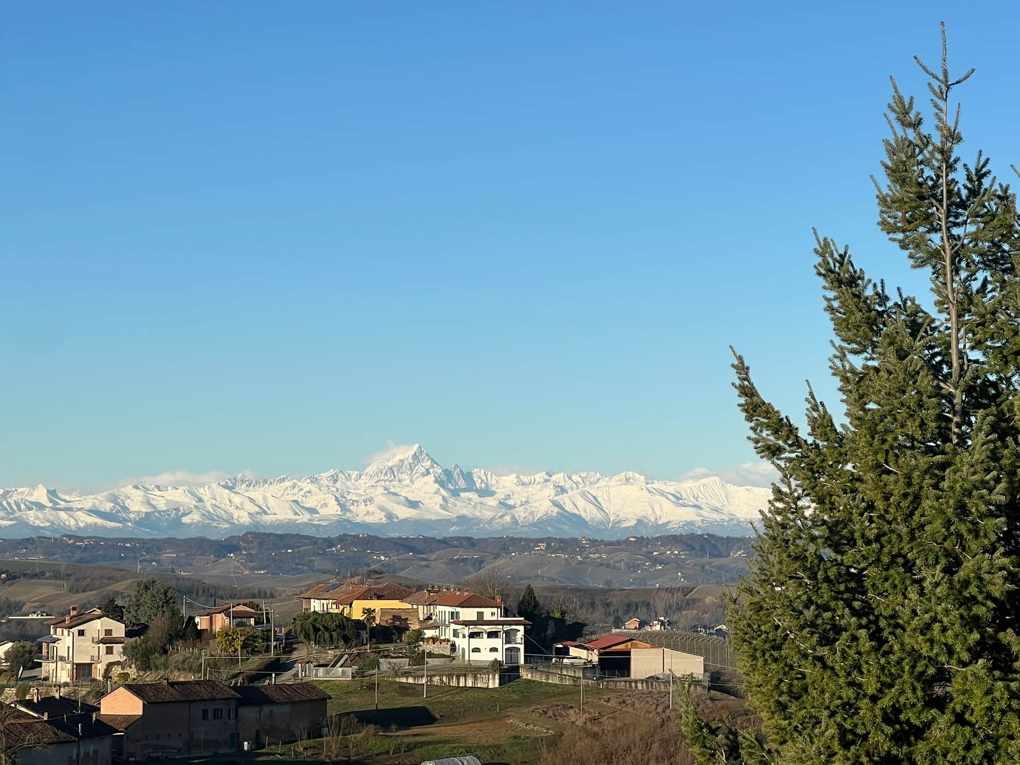 https://l.icdbcdn.com/oh/be690f7e-1f3a-43ee-9372-d014f8a2e6d3.jpg?w=2080-3