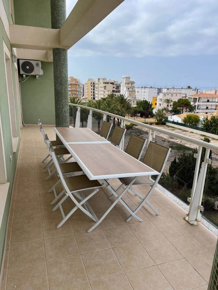 Gran terraza con tumbonas y vistas al mar