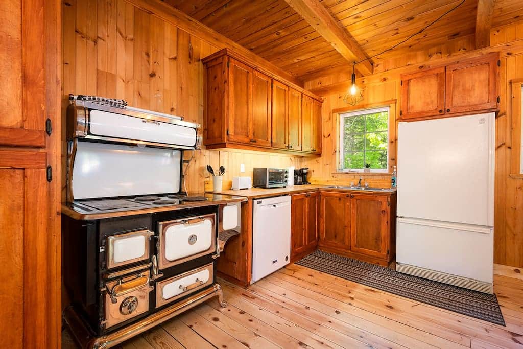 Cuisine, avec un poêle antique et modernisé