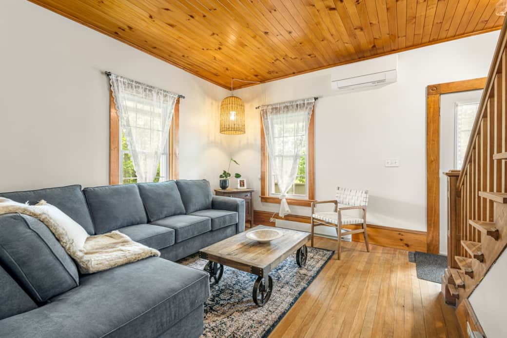 Salon lumineux au rez‑de‑chaussée, parfait pour se retrouver en famille