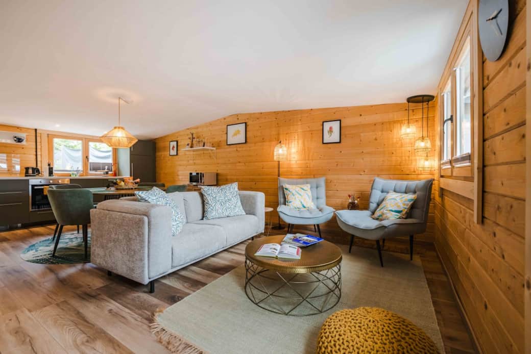 Bright Chalet Oz living room with wooden interior, modern décor and open-plan design in Vitznau Bright Chalet Oz living room with wooden interior, modern décor and open-plan design in Vitznau