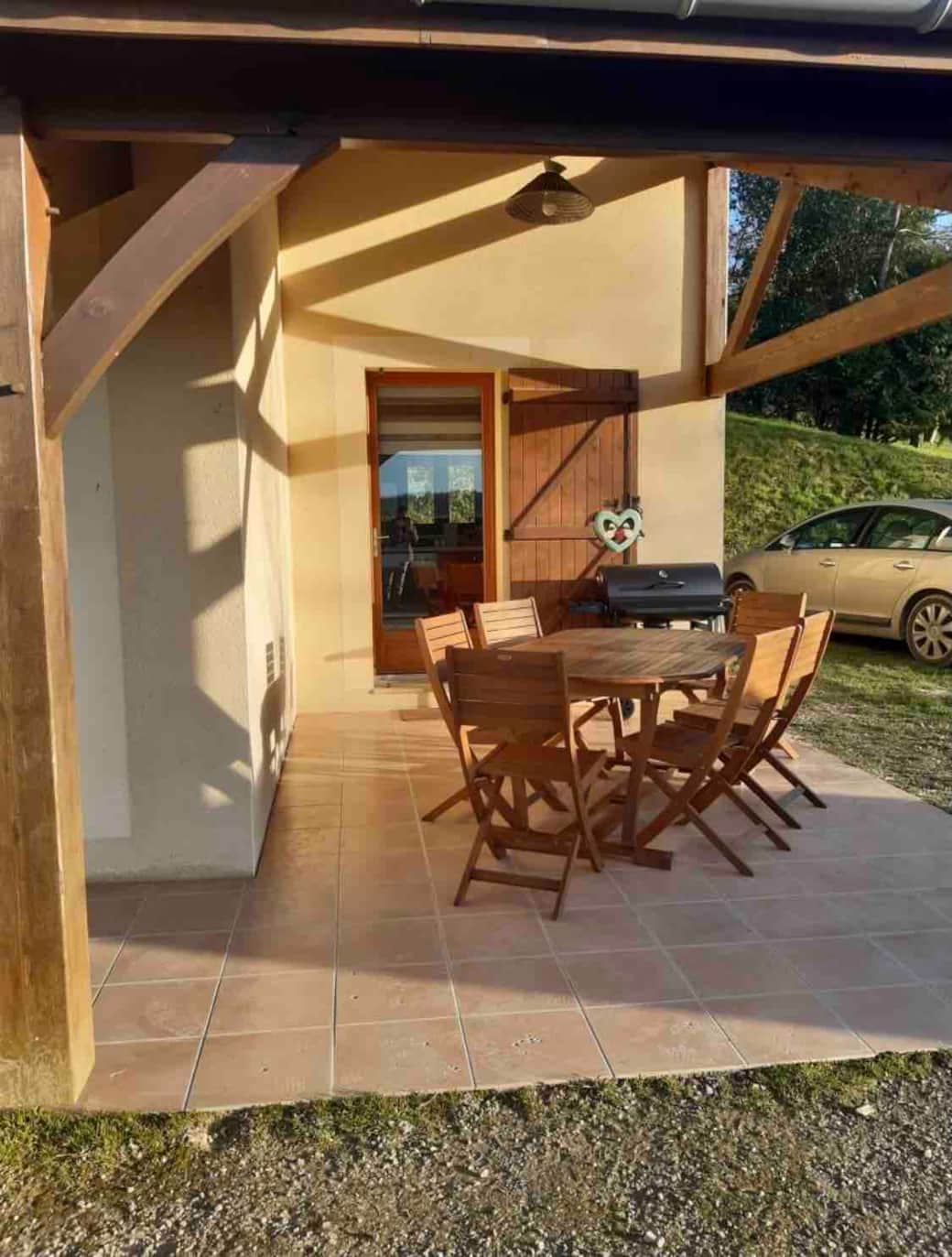 Terrasse coin repas et barbecue