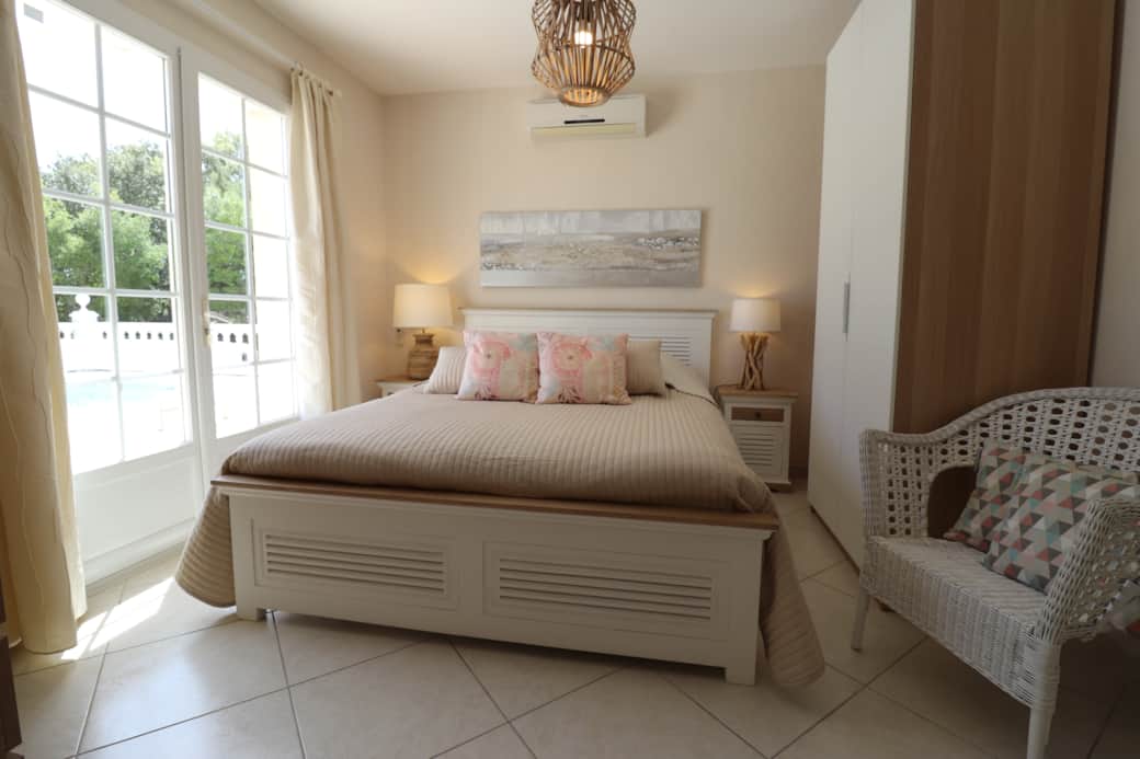 4 - location-villa-piscine-mejannes-le-clap-cezenole - Chambre parentale 4 - location-villa-piscine-mejannes-le-clap-cezenole - Chambre parentale