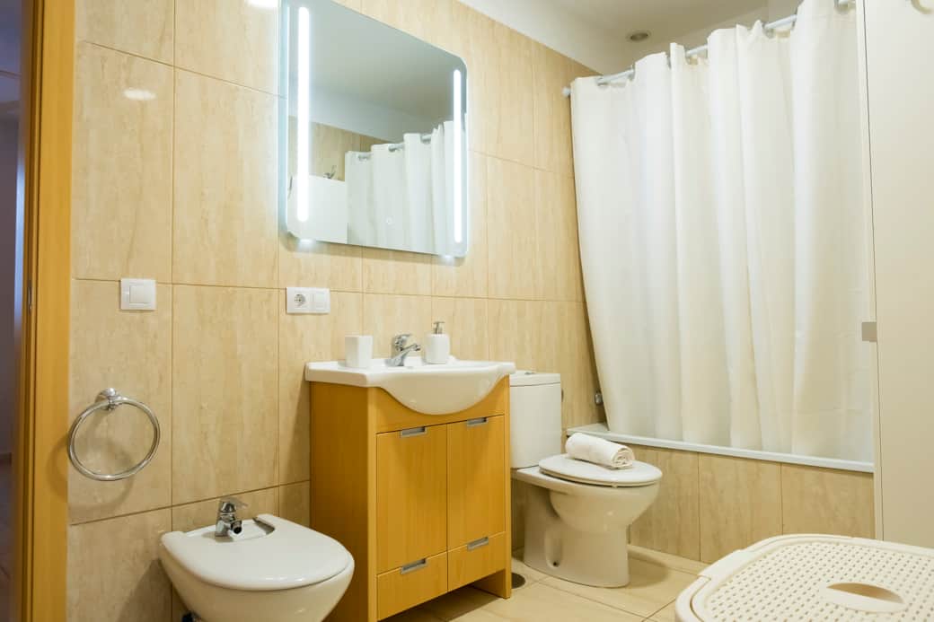 El baño principal es compartido por la primera y segunda habitación.