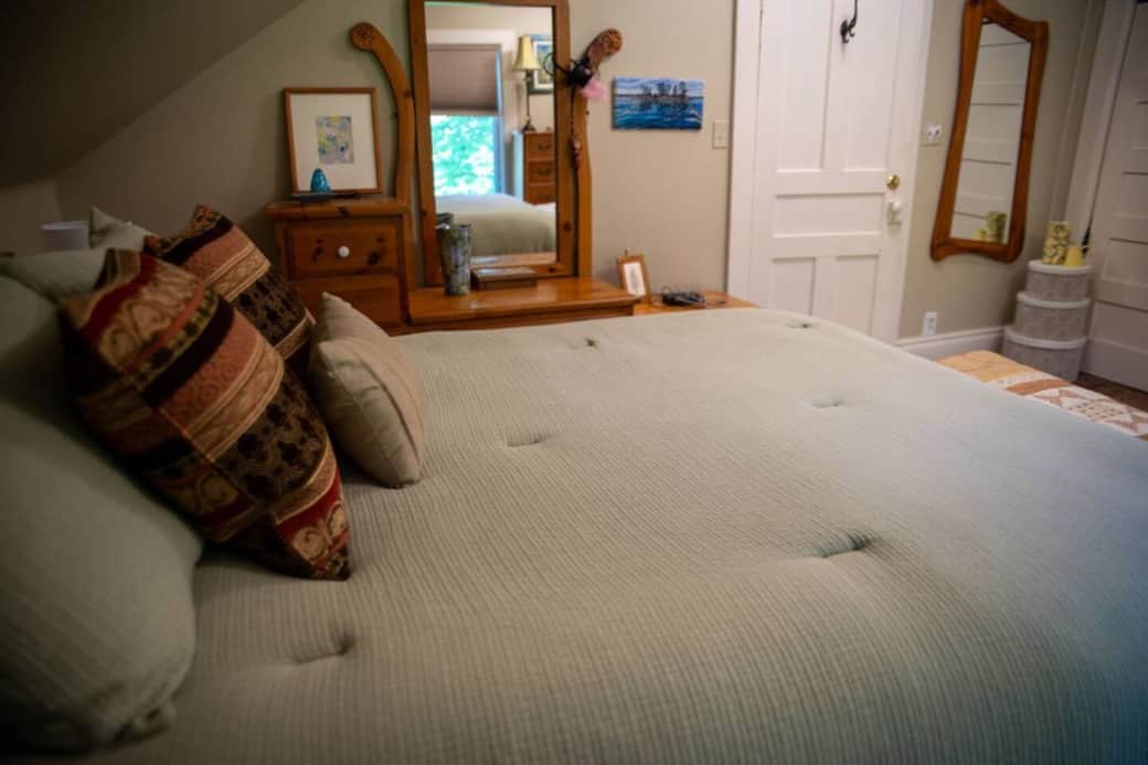 Luxury Quuen Bed in the Canadian Artists' Room