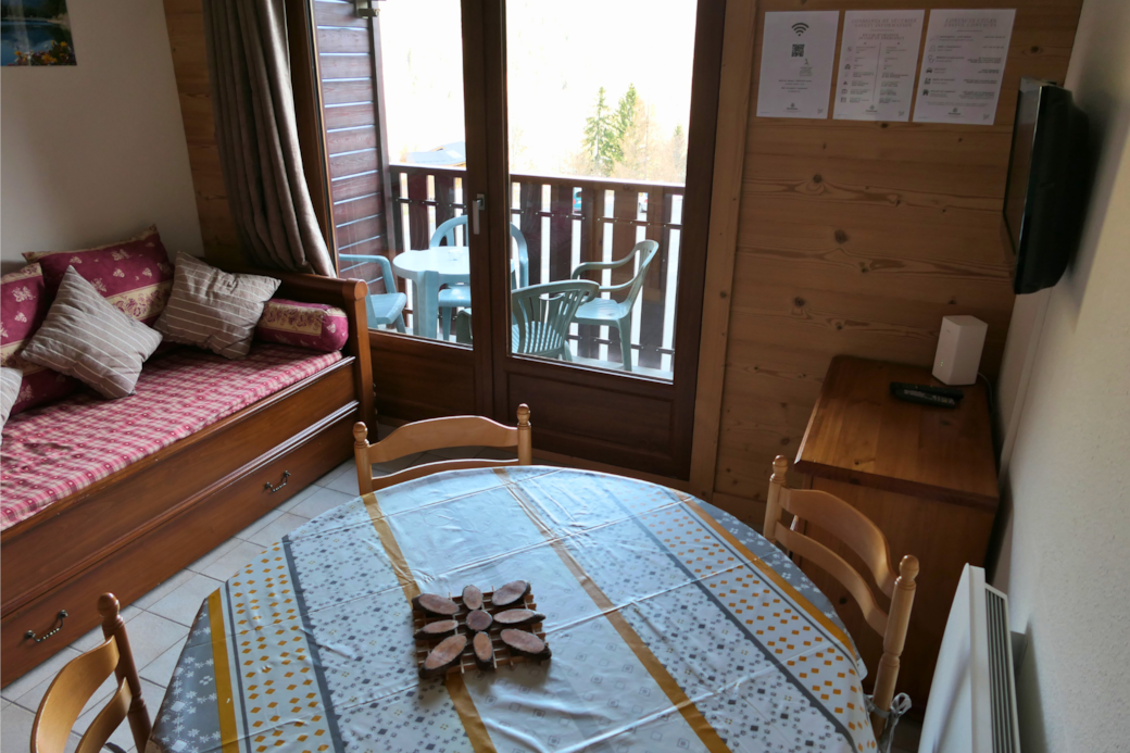 Espace repas lumineux avec accès balcon – studio de montagne