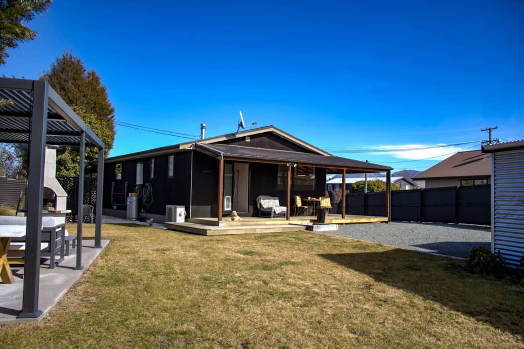 Sunlit backyard, easy onsite parking, and space for gatherings — all the ingredients for relaxed Twizel days ☀️