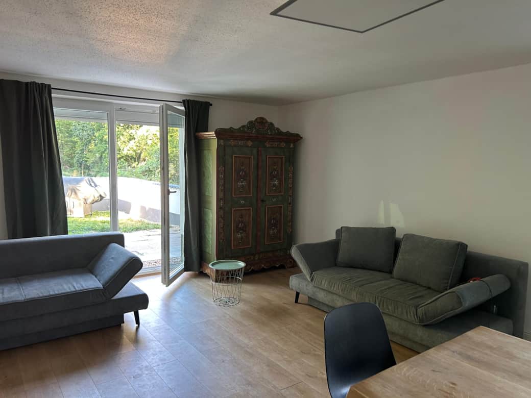 Wohnzimmer mit zwei Schlafsofas