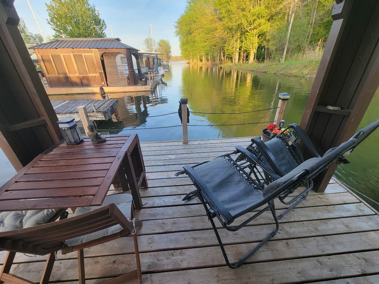 Grande terrasse flottante aménagée pour les repas et la détente