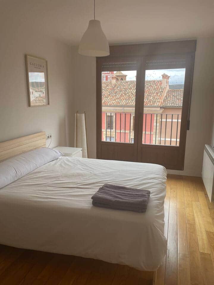 Dormitorio principal con balcón