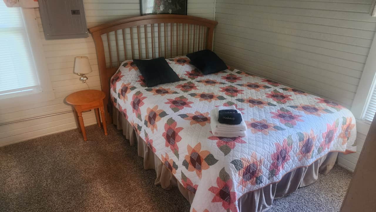 Sunflower - Bedroom 2