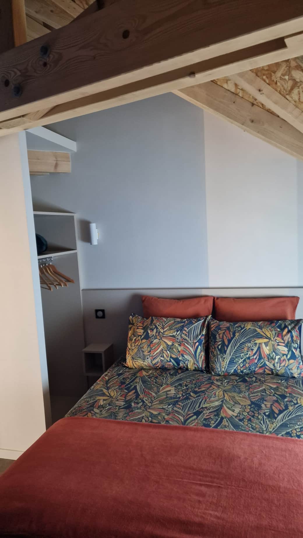 Vue de face de la chambre avec lit double du premier étage