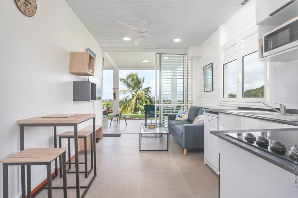 Villa Kanoa séjour qui donne sur la terrasse et cuisine