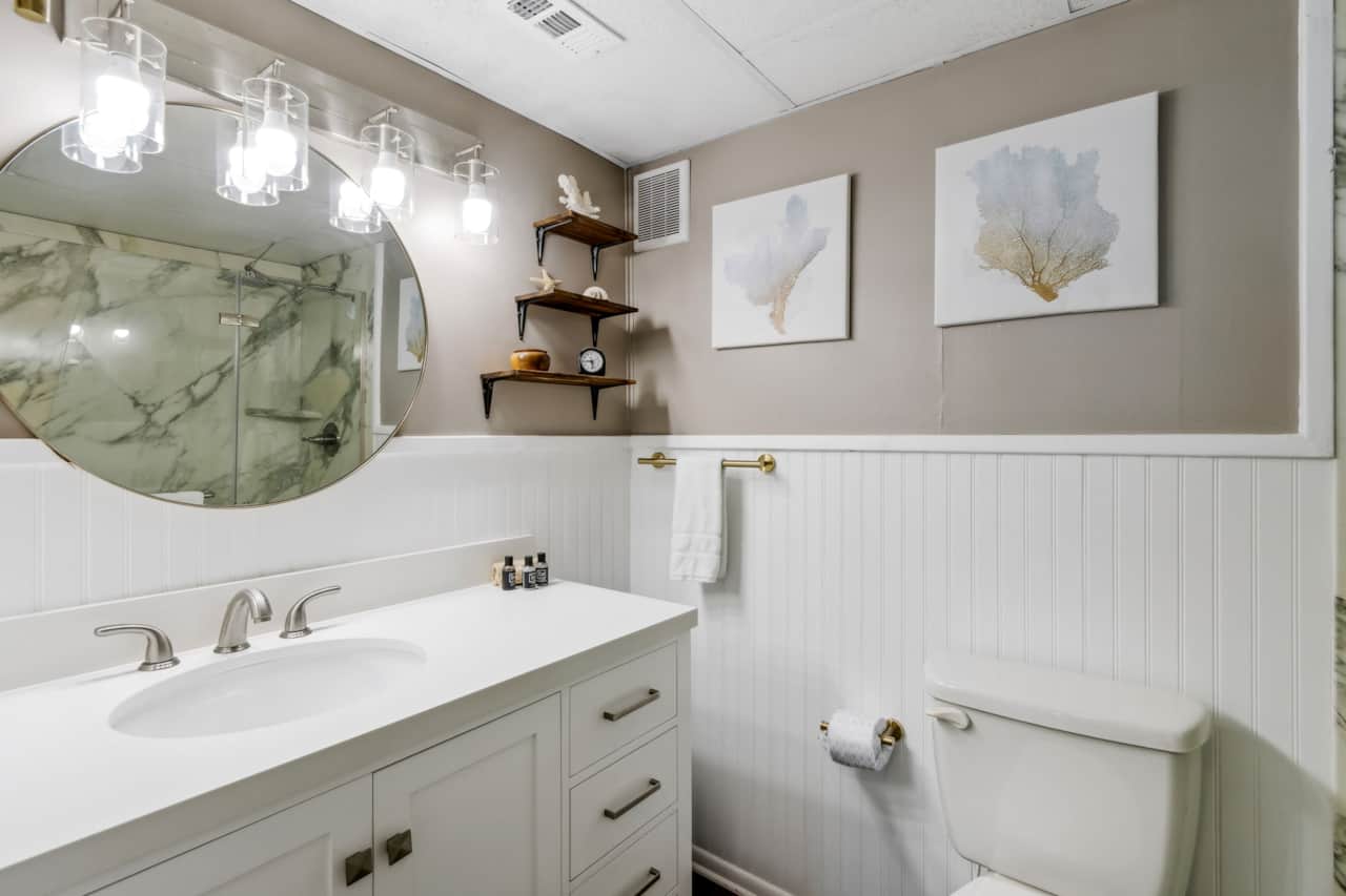 439 En Suite Master Bathroom