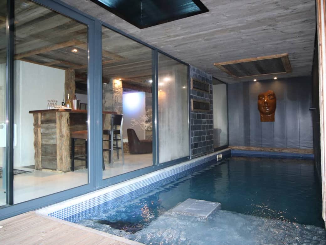 Dans l'espace détente, la piscine intérieure chauffée toute l'année à 28°. Elle est équipée d'un système nage à contre-courant, pour la plus grande joie des enfants (et des grands enfants). Dans l'espace détente, la piscine intérieure chauffée toute l'année à 28°. Elle est équipée d'un système nage à contre-courant, pour la plus grande joie des enfants (et des grands enfants).