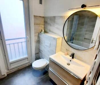 Salle de bain principale avec WC