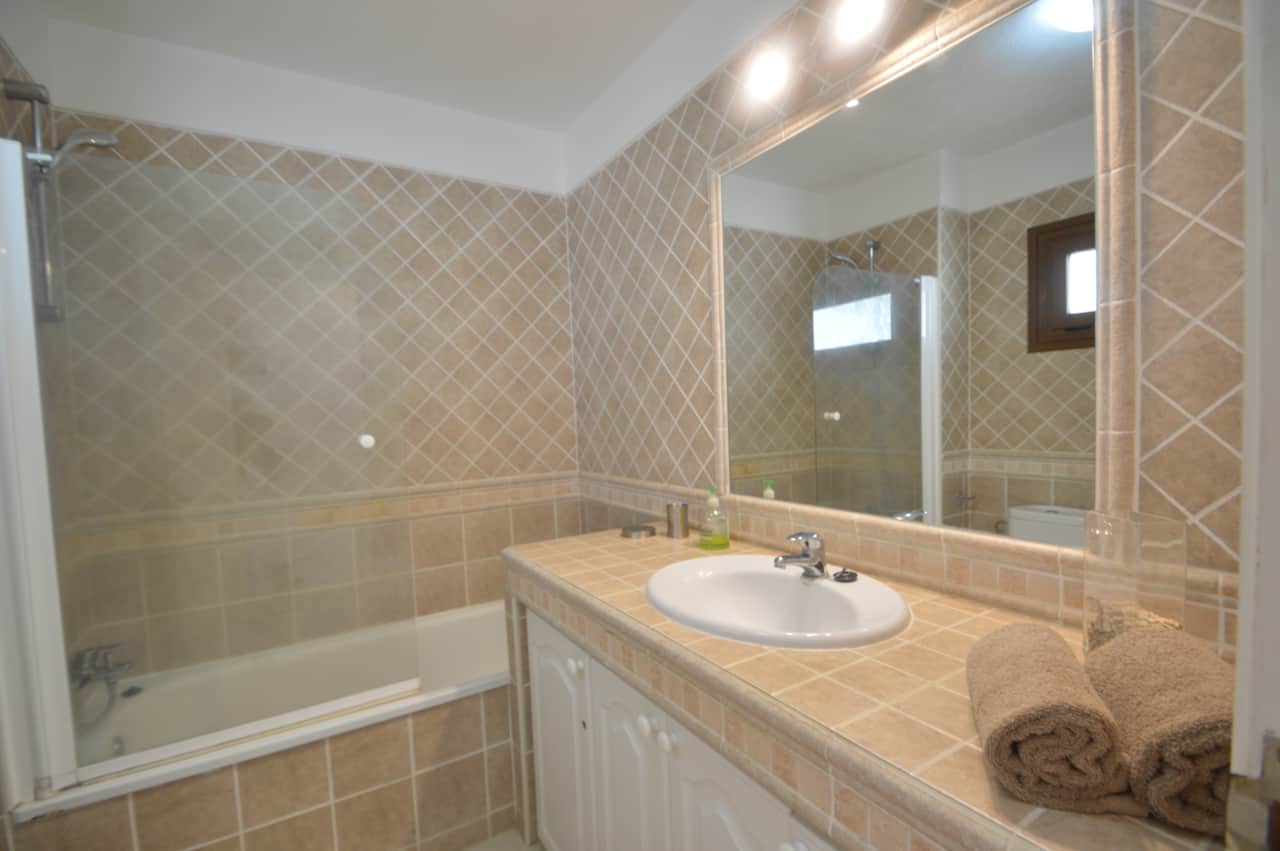 Bagno con vasca da bagno