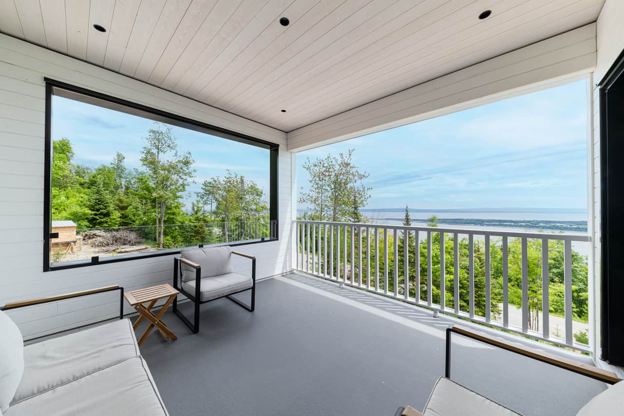 Vue sur le fleuve de la terrasse