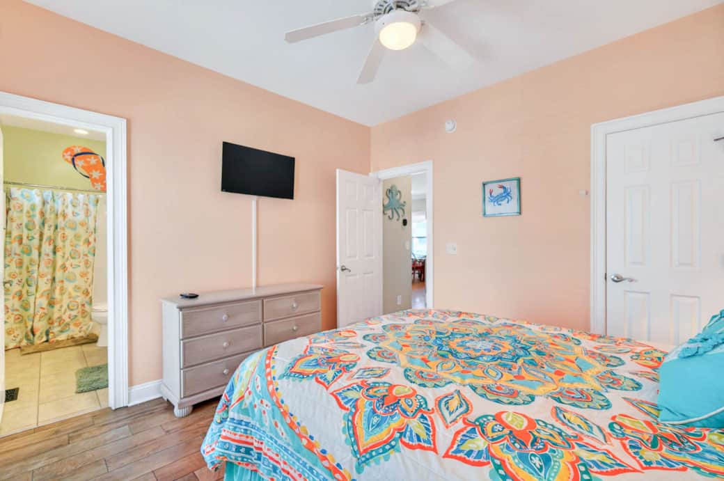 Queen bedroom on 1st floor with en suite bathroom