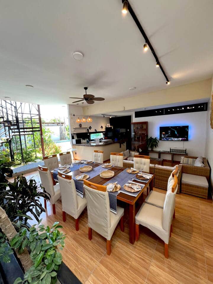 área de comedor rodeado de naturaleza