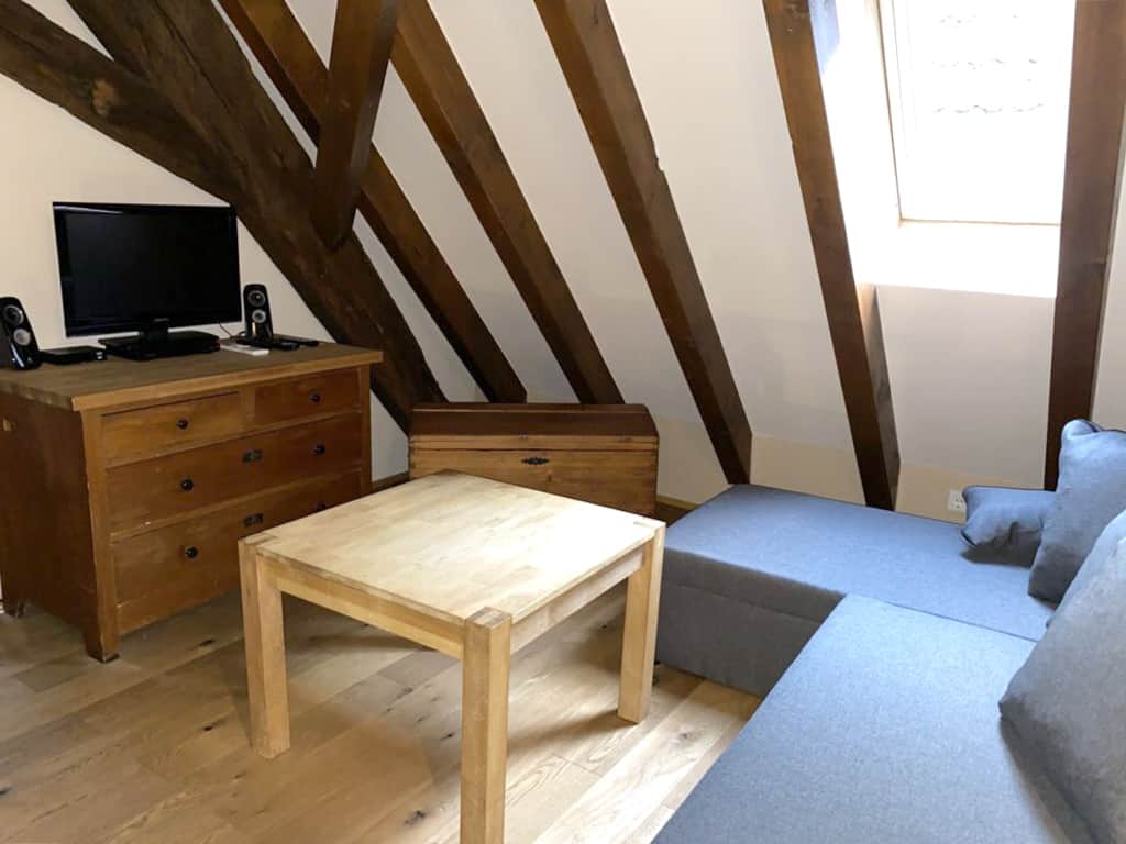 Wohnbereich mit ausziehbarer Couch