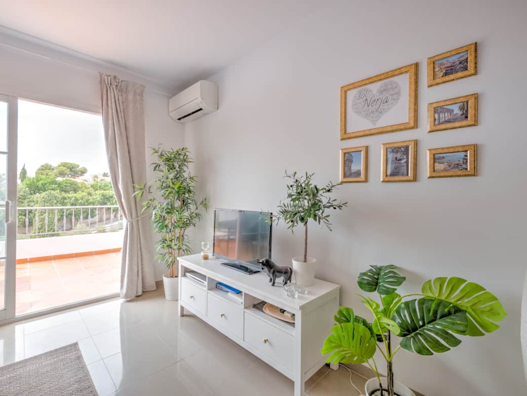 Ljust vardagsrum med Smart-TV. Direkt tillgång till terrassen.