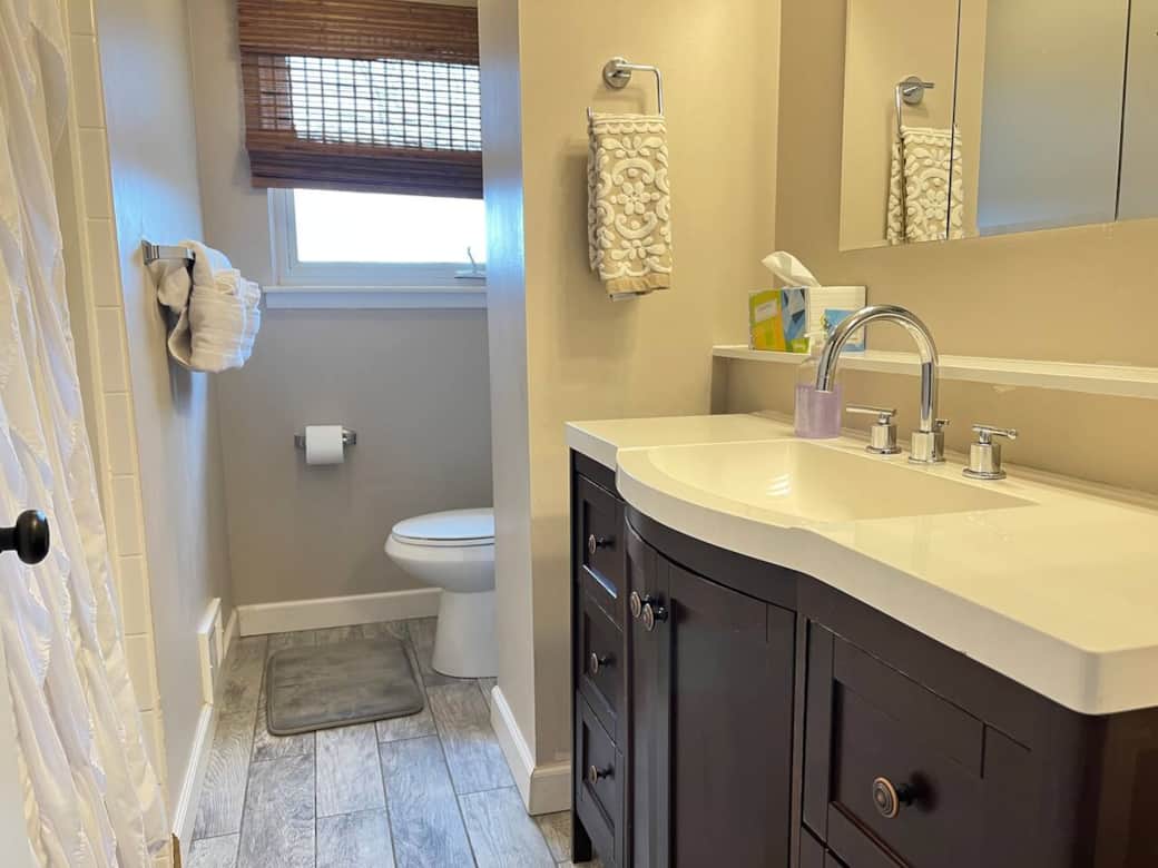 Main bathroom contains a shower/tub combo Main bathroom contains a shower/tub combo