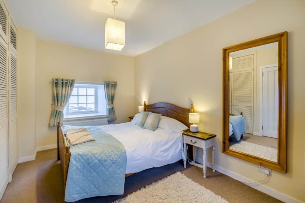 Queen bed with sea views
