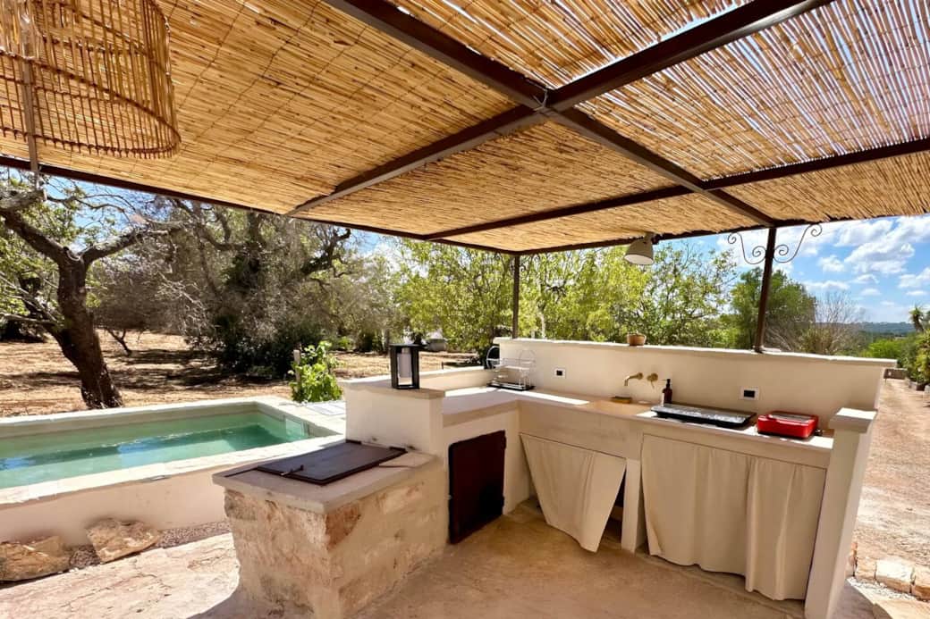 Cucina esterna, patio e piscina fronte Trullo. Cucina esterna, patio e piscina fronte Trullo.