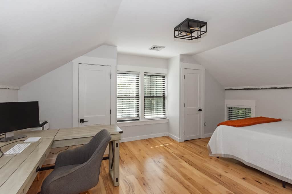 A warm and comfortable guest bedroom ideal for families or groups. A warm and comfortable guest bedroom ideal for families or groups.