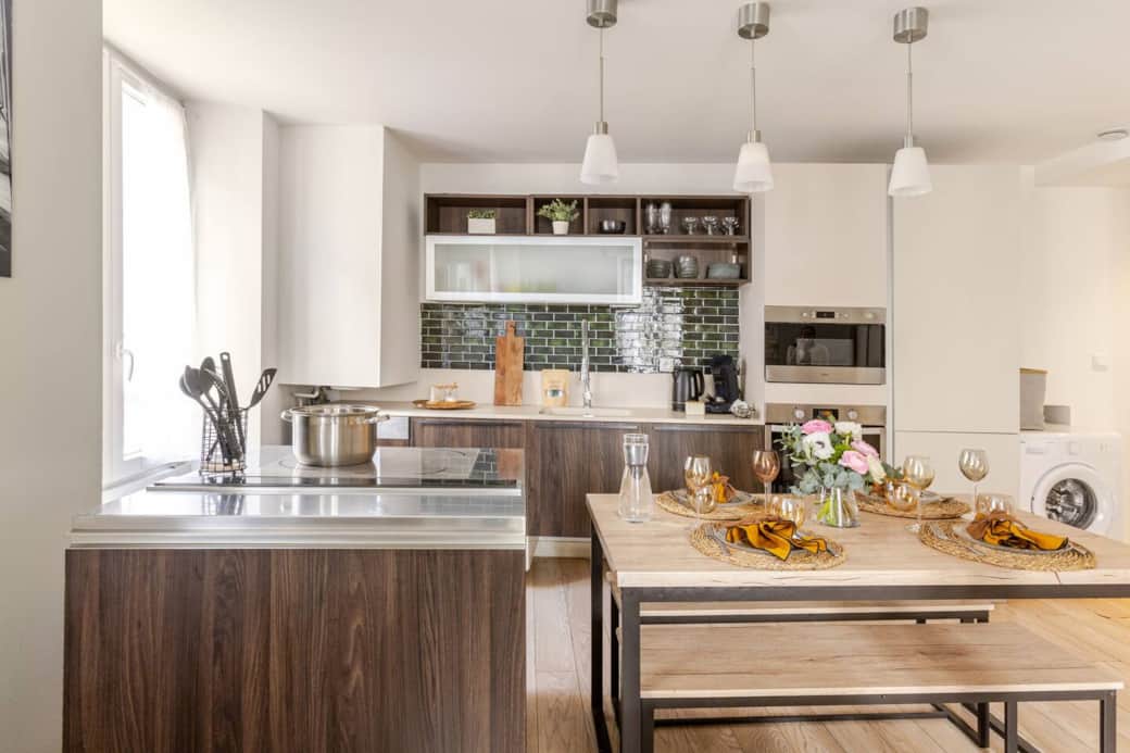 Cuisine high-tech avec plaques à induction et hotte escamotable pour préparer vos repas comme un che Cuisine high-tech avec plaques à induction et hotte escamotable pour préparer vos repas comme un che