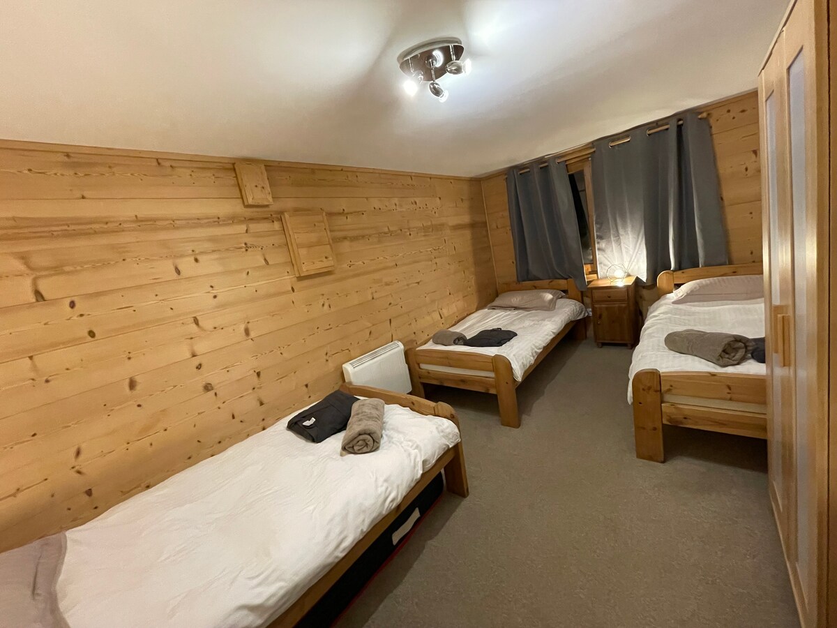 Chambre mansardée, trois lits simples