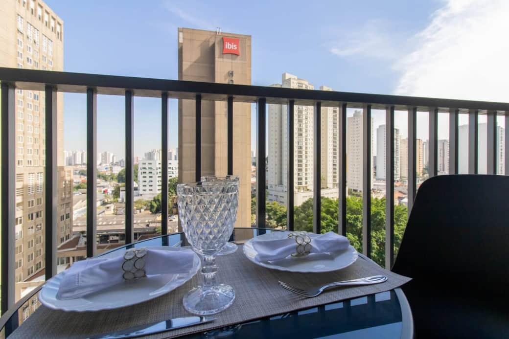Varanda aconchegante com vista agradável, ideal para refeições ou momentos de descanso.