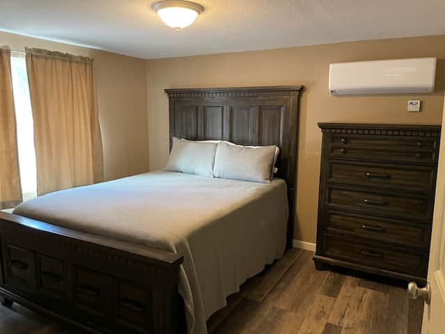 Master - Queen Bed